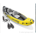 Intex 68307 K2 Kayak Boat d&#39;aviron gonflable placé en plein air en plein air avec un jeu de sports de paddle